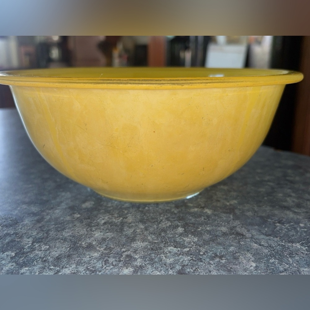 Vintage yellow Pyrex 323 1.5L mixing bowl (Dishwasher Damage)